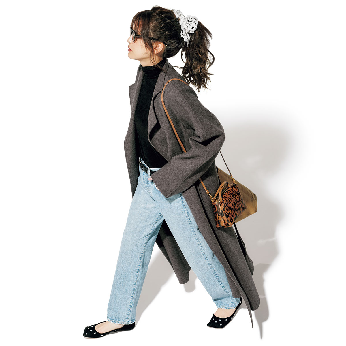 ベロアの黒タートルとデニムパンツにロングコートのコーデ