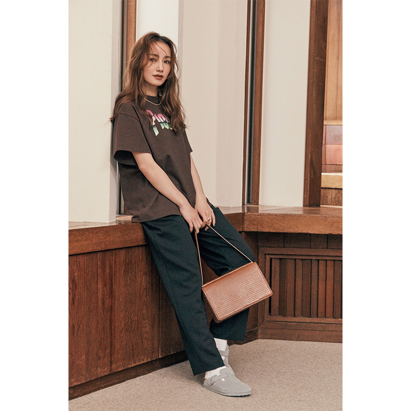 トレンドのブラウンTシャツで今っぽコーデ