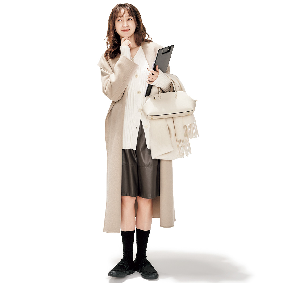 ハーフパンツとロングコートにローファースニーカーのコーデ