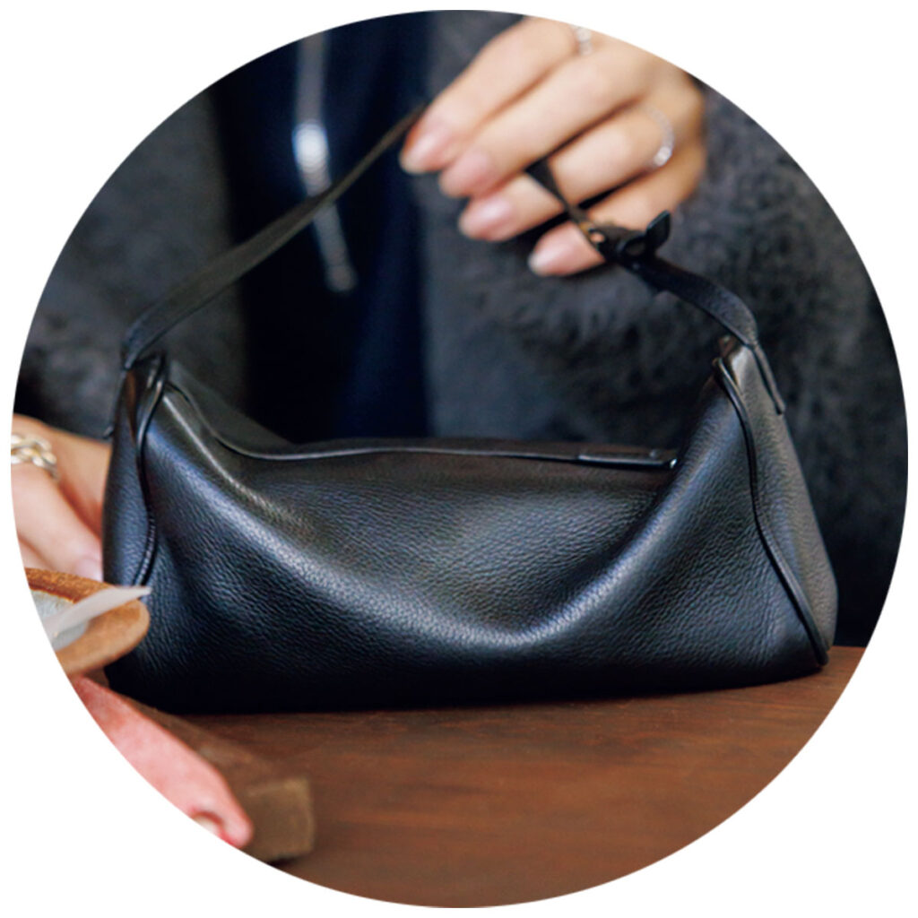 黒のミニバッグ