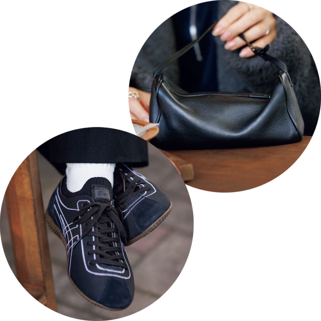 黒のバッグとスニーカー