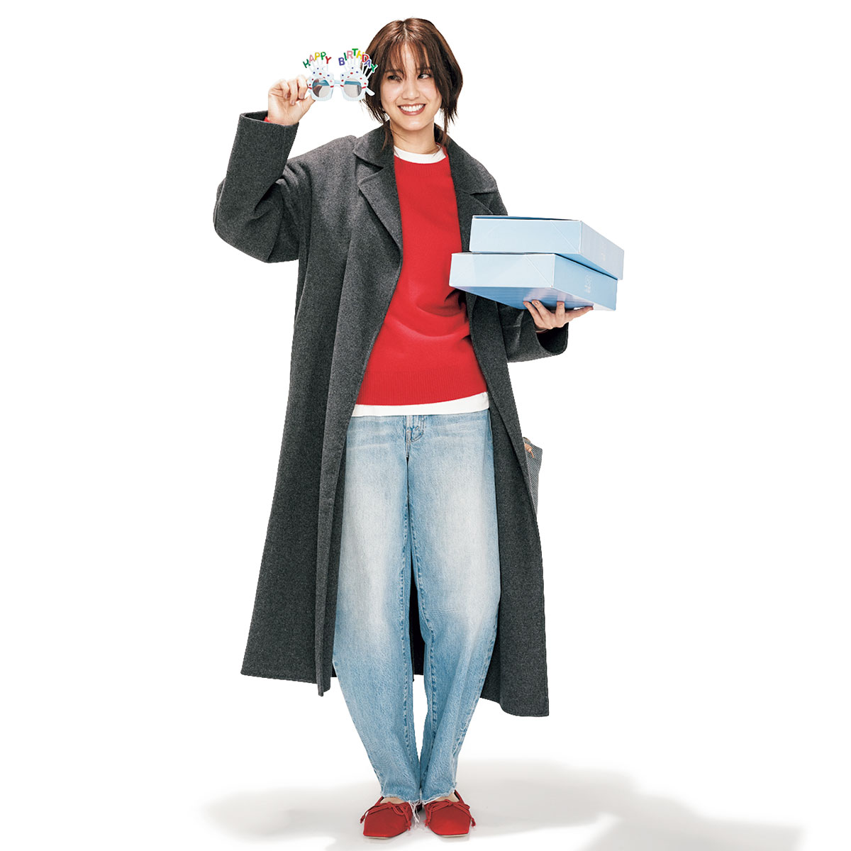 白カットソーと赤ニットの重ね着にライトブルーデニムのコーデ