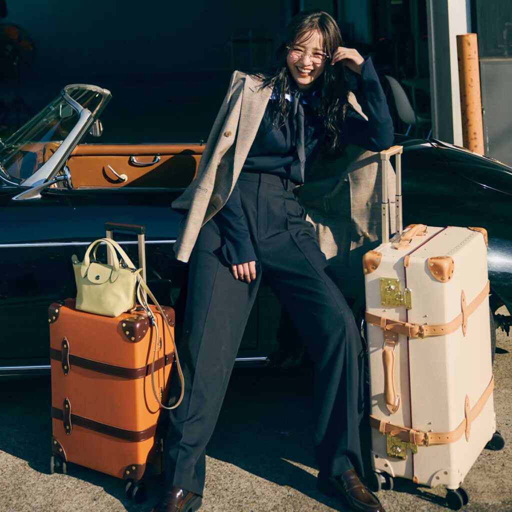 シャツとジャケットにローファーのコーデ