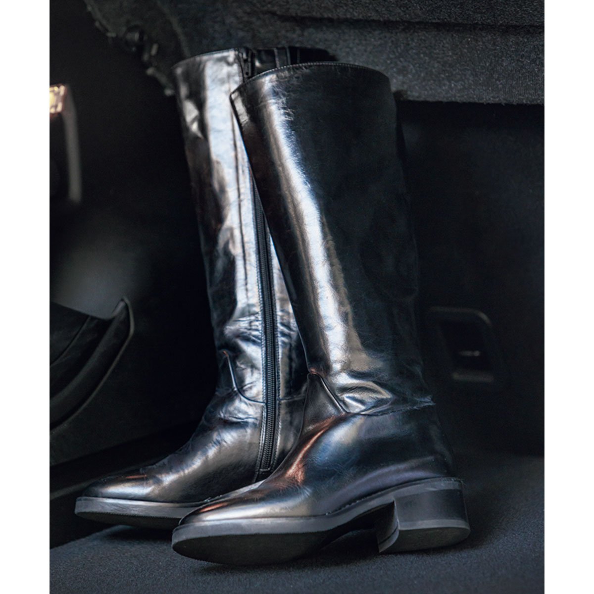 黒のロングブーツ