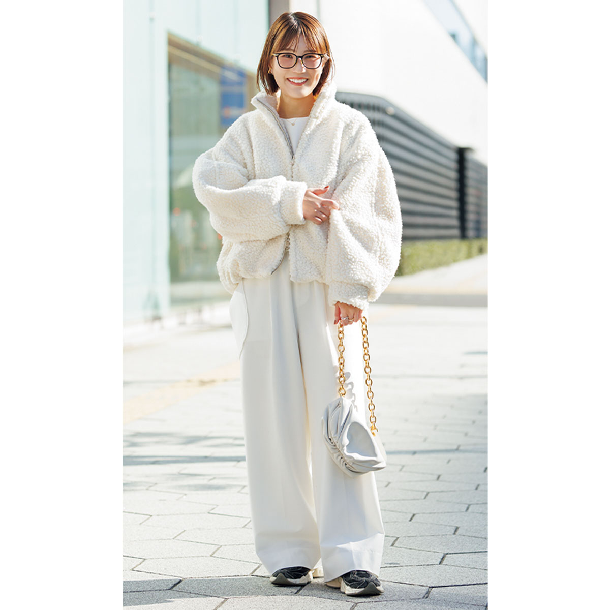 ボアブルゾンとスウェットパンツのオールホワイトコーデ