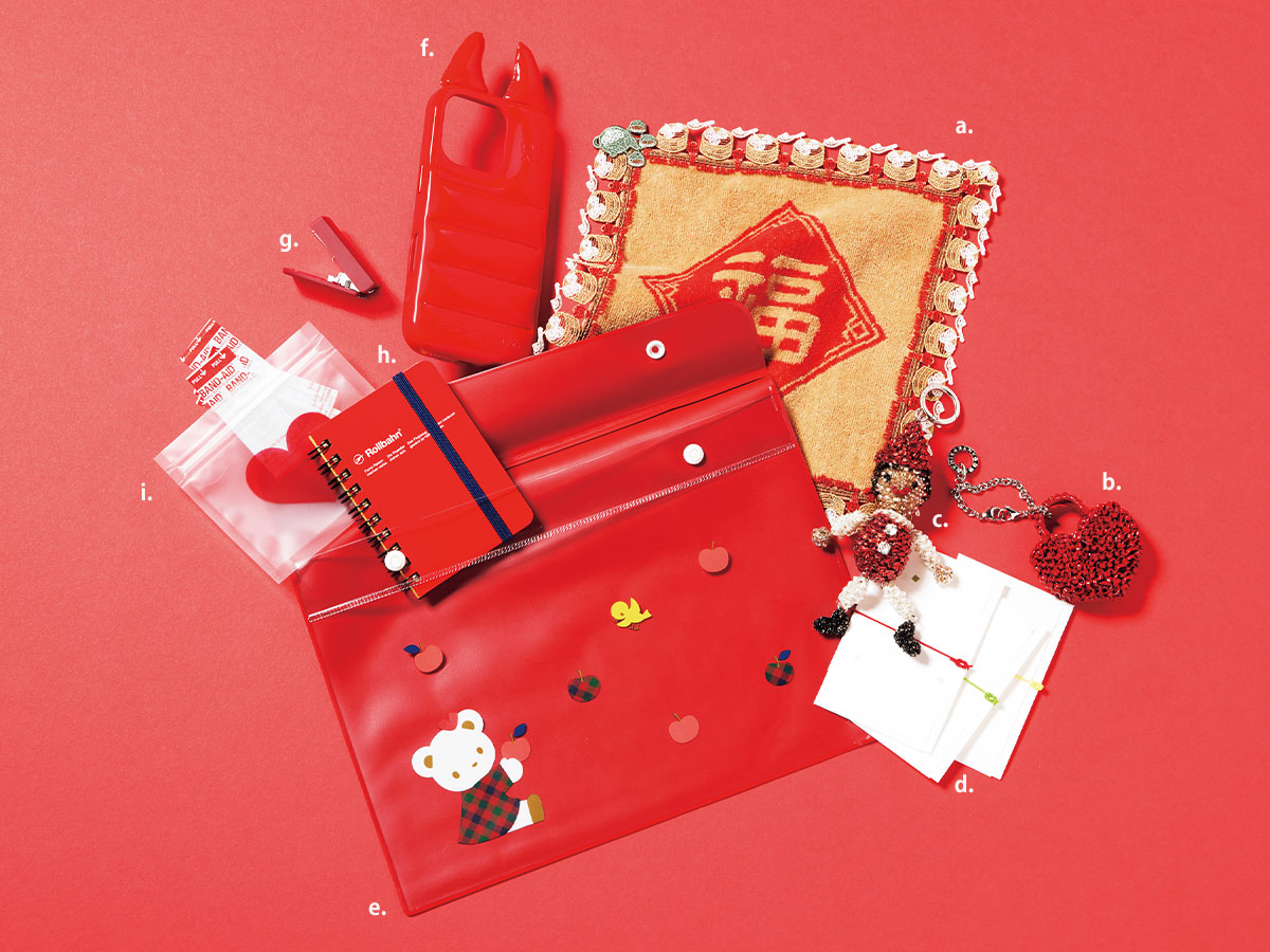 ファミリアのクリアケースや近沢レースのハンカチをはじめ赤系の小物