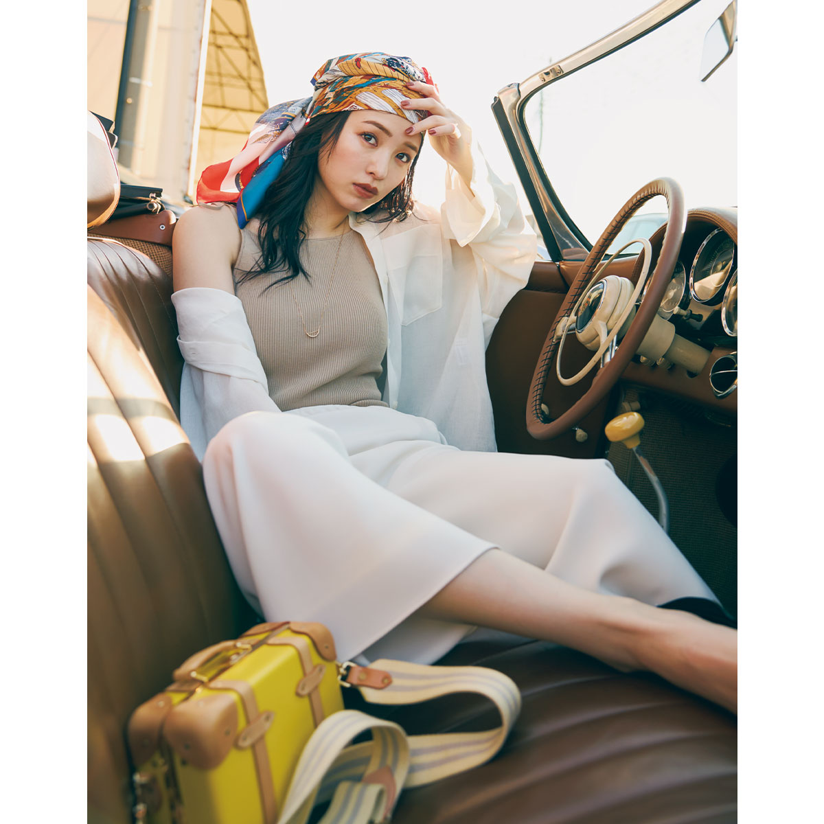 シアーなシャツととろみのパンツにスカーフのターバン巻きコーデ