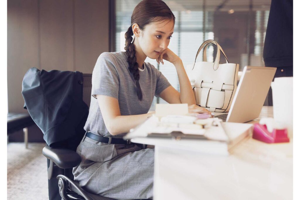 グレーワントーンのお仕事コーデ