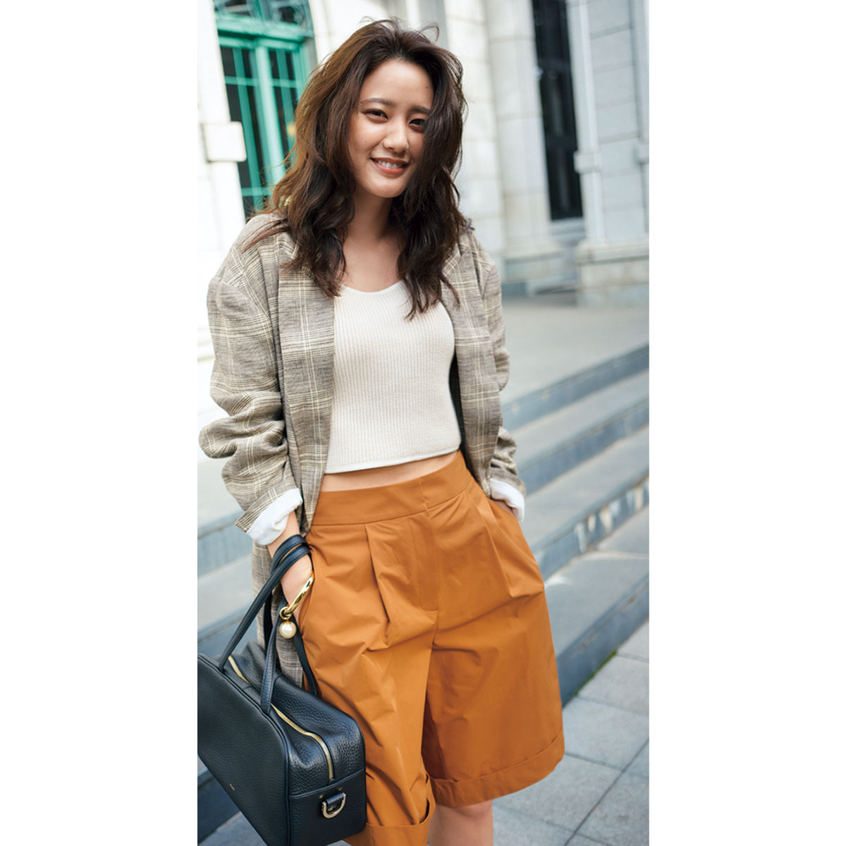 オレンジのハーフパンツとチェックジャケットのコーデ
