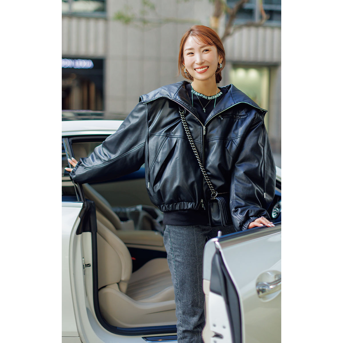 レザーアウターとデニムパンツのコーデ