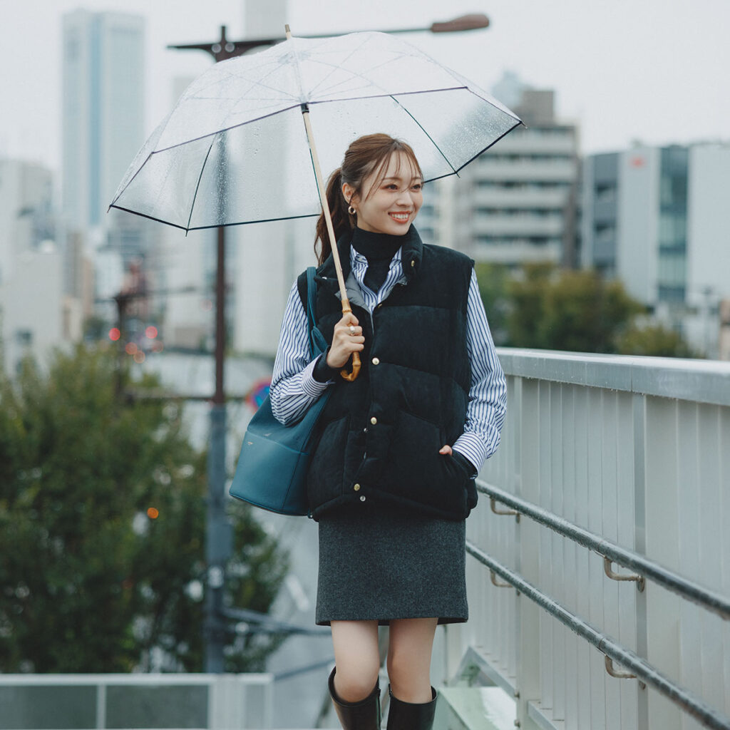 ミニスカにメンズのダウンベストのコーデ
