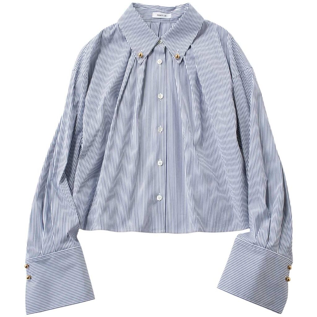 ショート丈のストライプシャツ