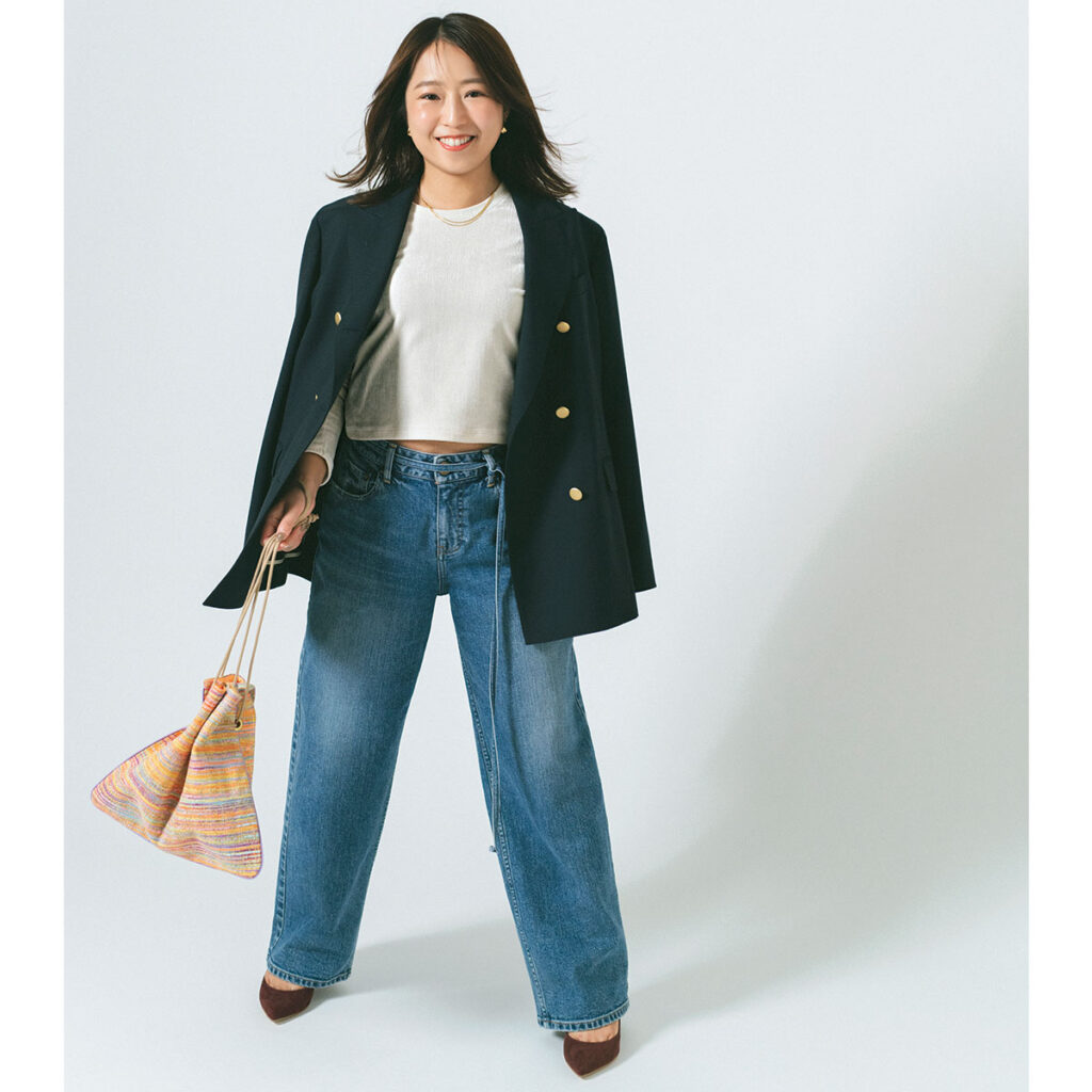 ベロアトップスとデニムとジャケットのコーデ