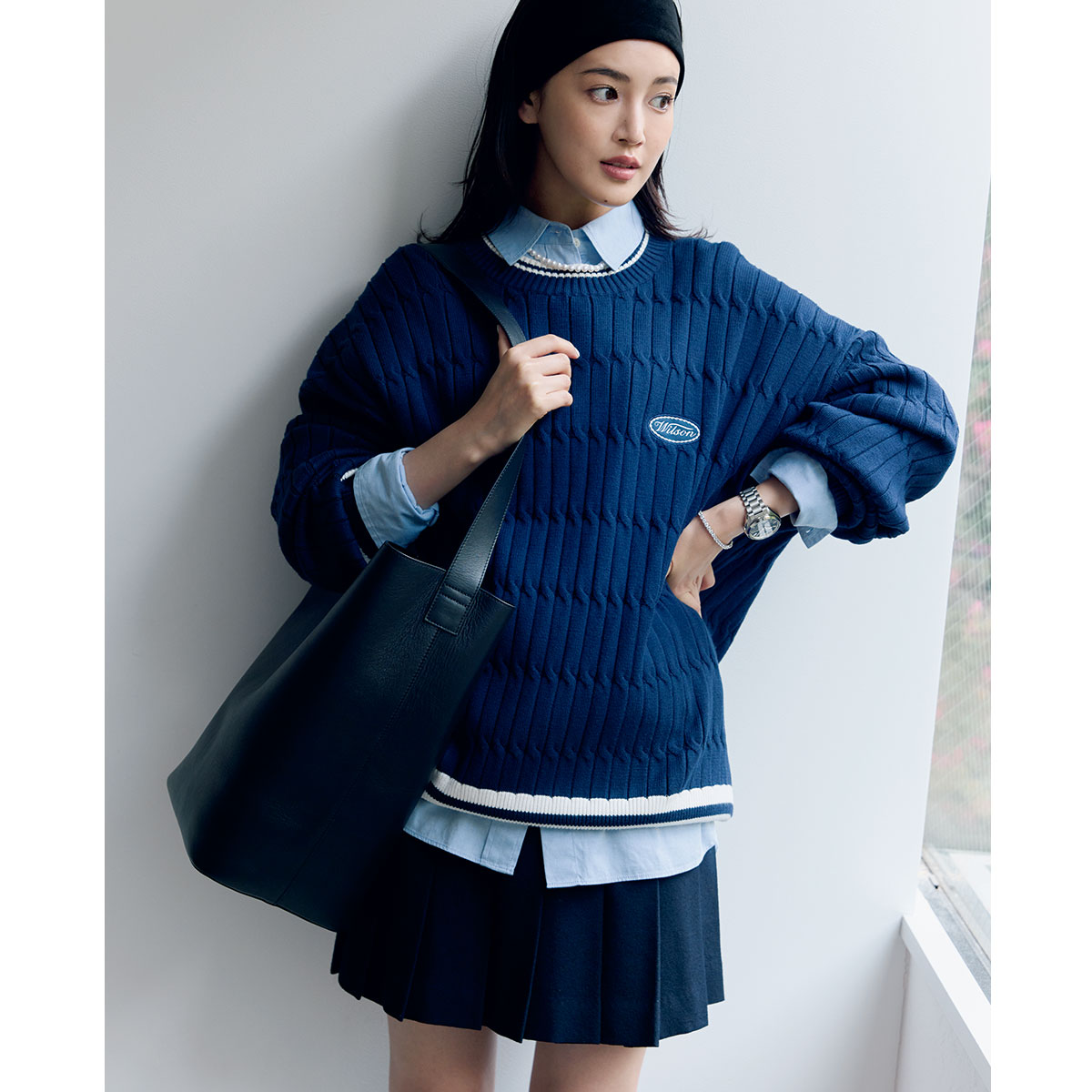 シャツとネイビーニットのレイヤードにプリーツミニのテニスコアコーデ