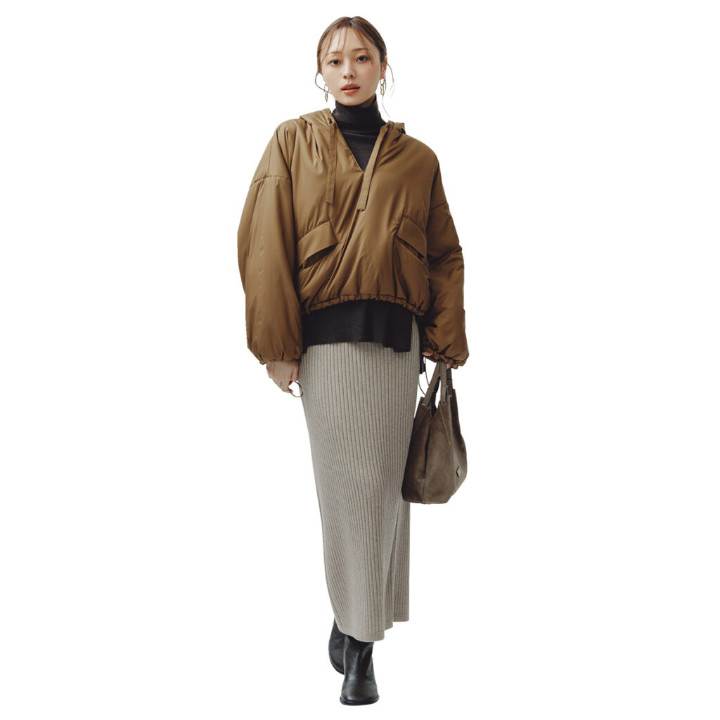 Iラインスカートとキャメルのプルオーバーのコーデ