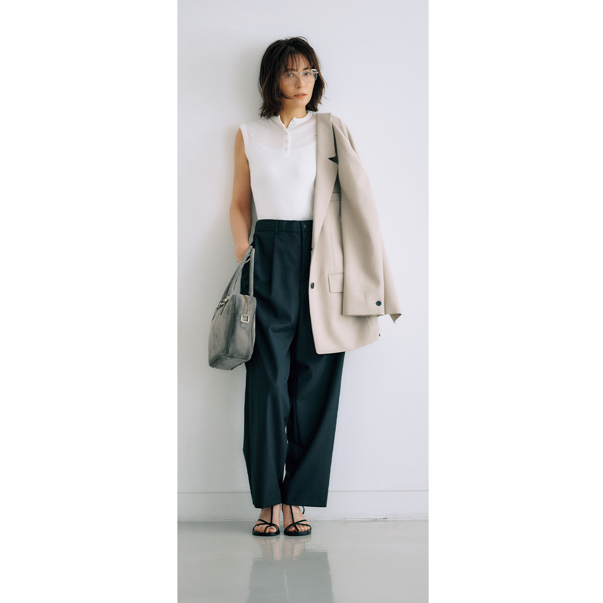 首元にひとニュアンスをプラスするヘンリーネックのタンクトップにパンツを合わせたお仕事コーデ