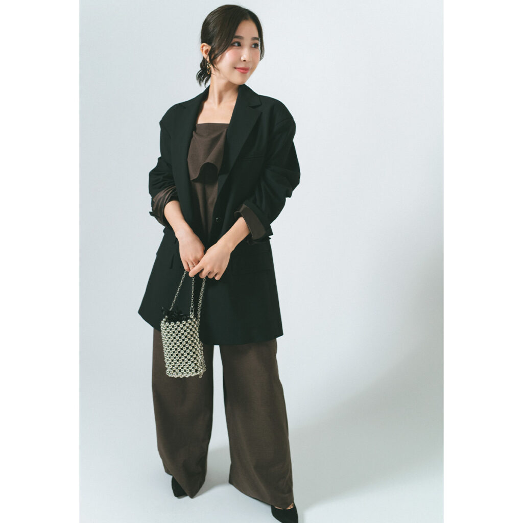 ブラウンのオールインワンとオーバーサイズジャケットのコーデ