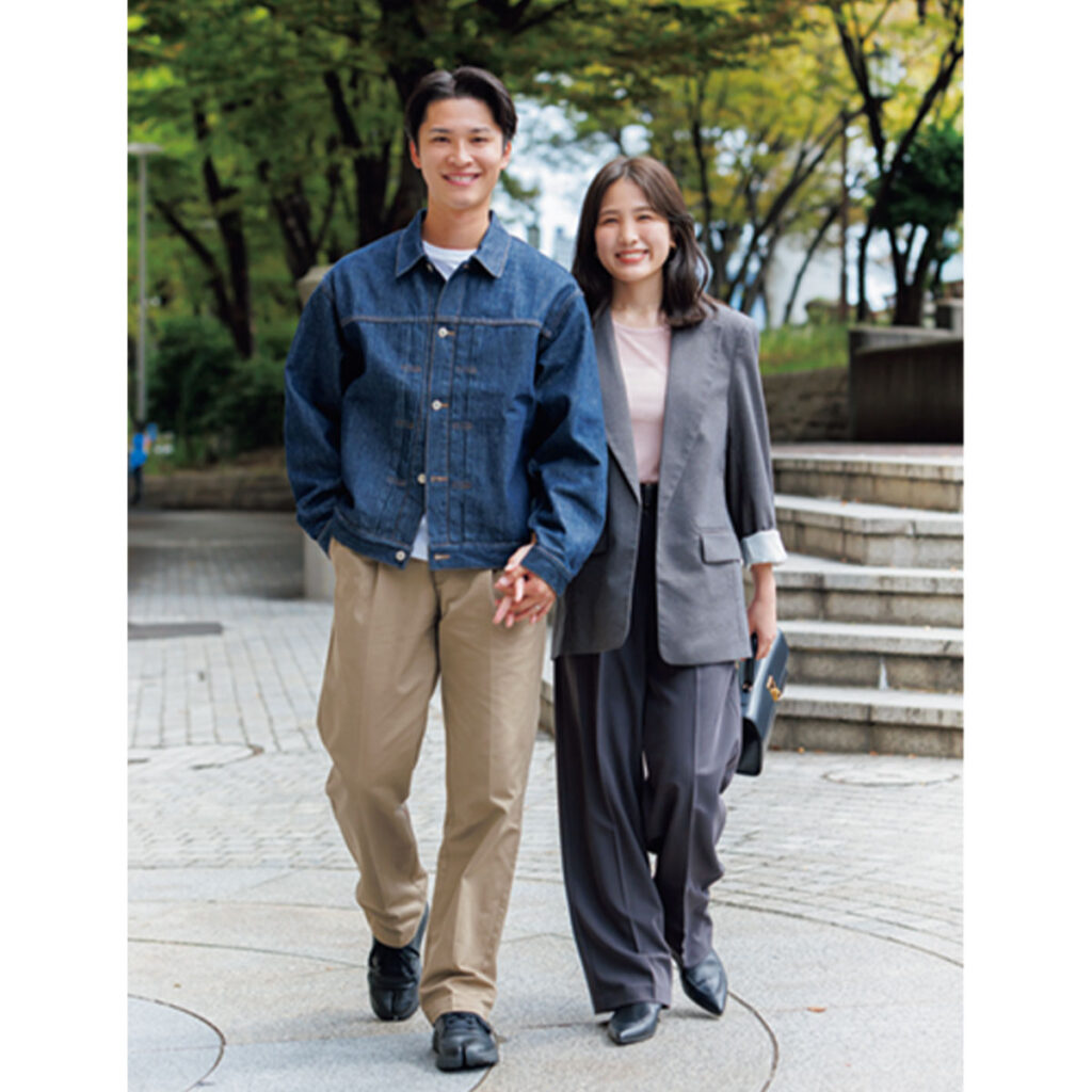 グレージャケットにグレーパンツのコーデ