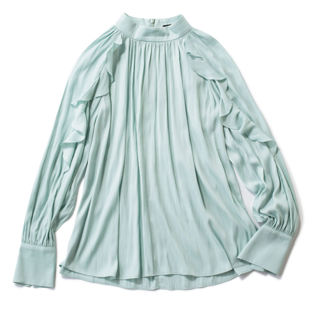 淡いブルーのブラウス