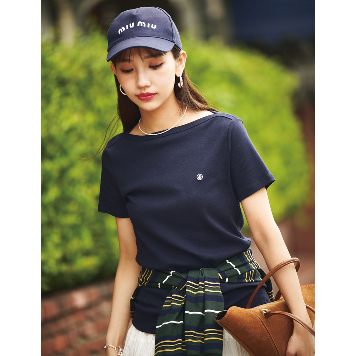 Tシャツにキャップのコーデ