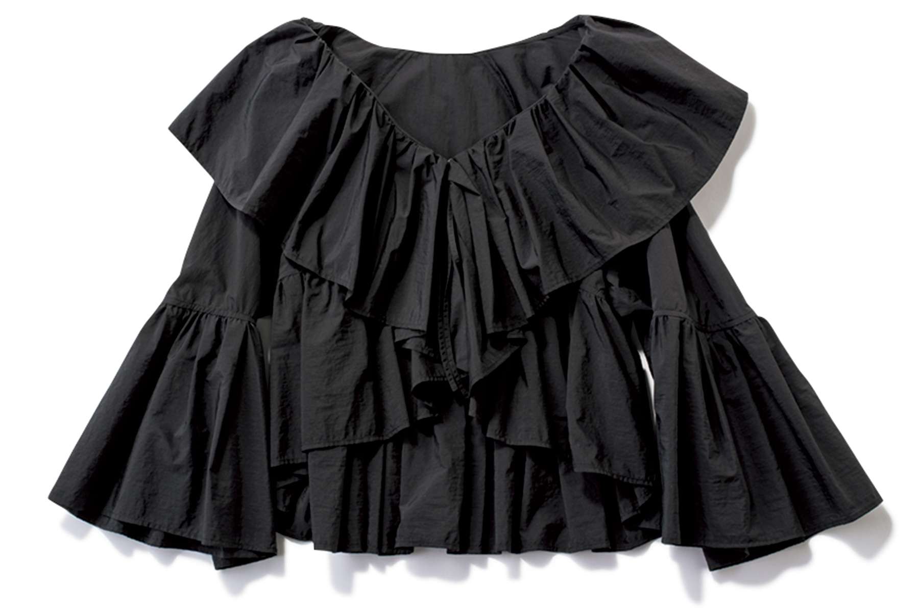 ハリ感素材の黒フリルブラウス