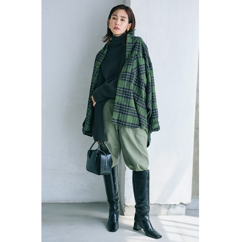 黒タートルニットにチェックシャツを羽織ってカーゴパンツをスクエアトウのロングブーツにインしたスタイル