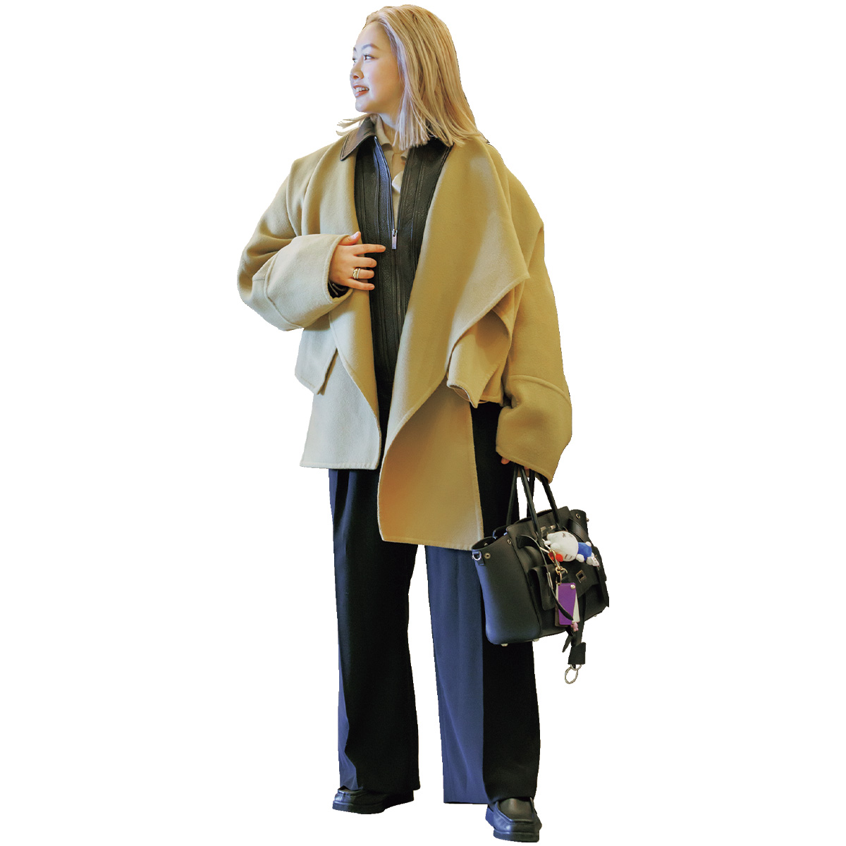 レザーブルゾンにショート丈コートのレイヤードコーデ