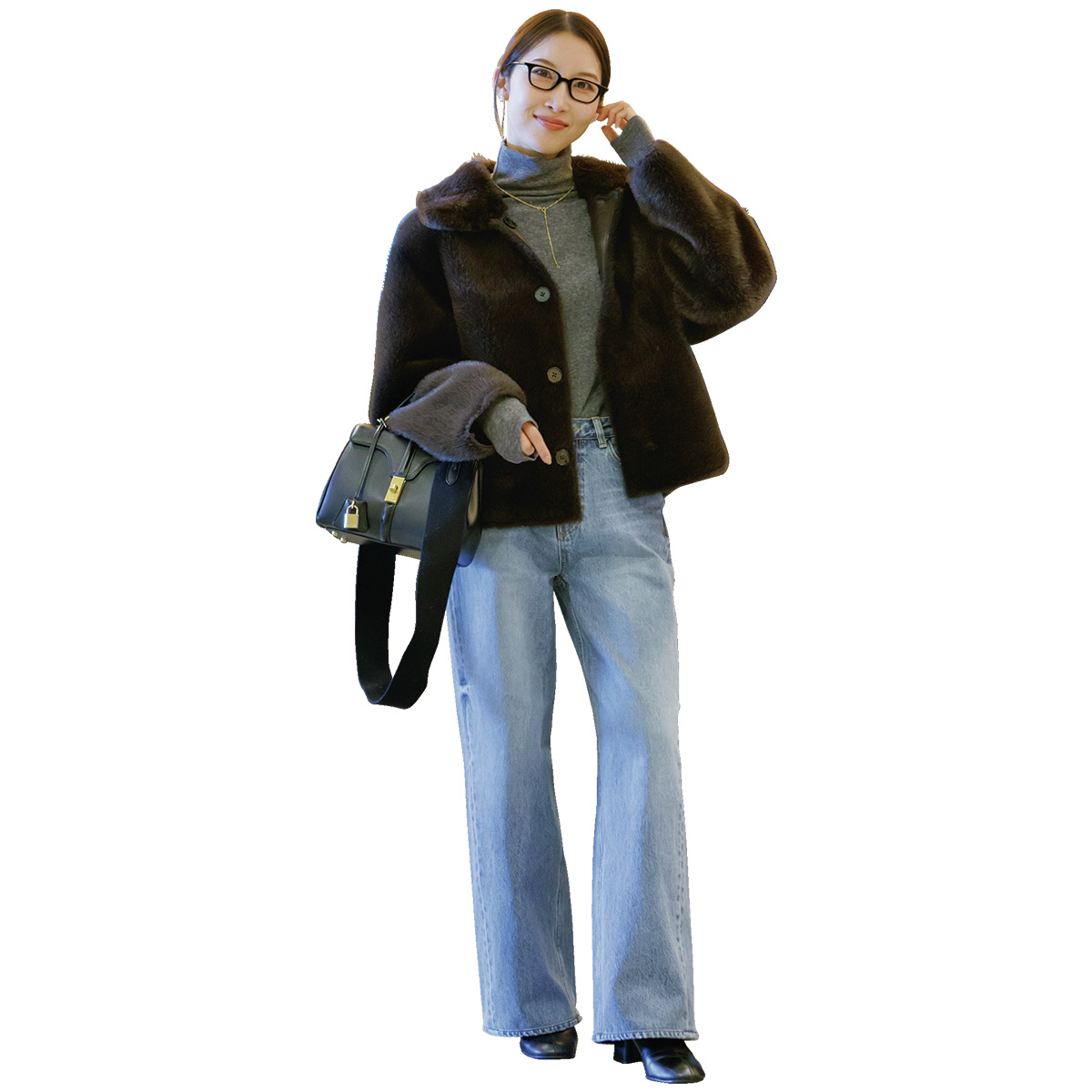 デニムにブラウン&衿付きのファーコートのコーデ