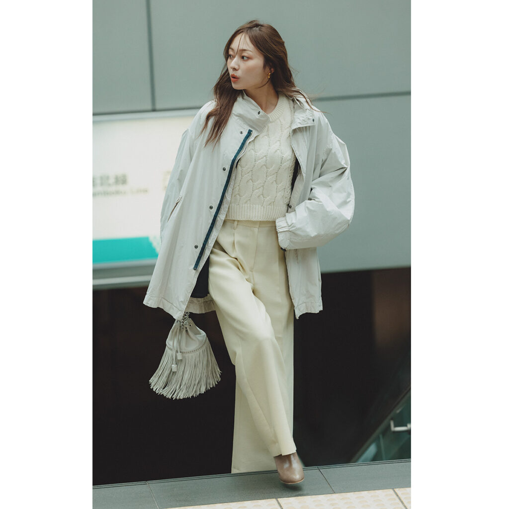 ナイロン素材のモッズコートのコーデ,ホワイトコーデ