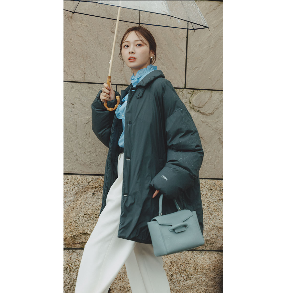 フリルブラウス＆白パンツにメンズダウンのコーデ