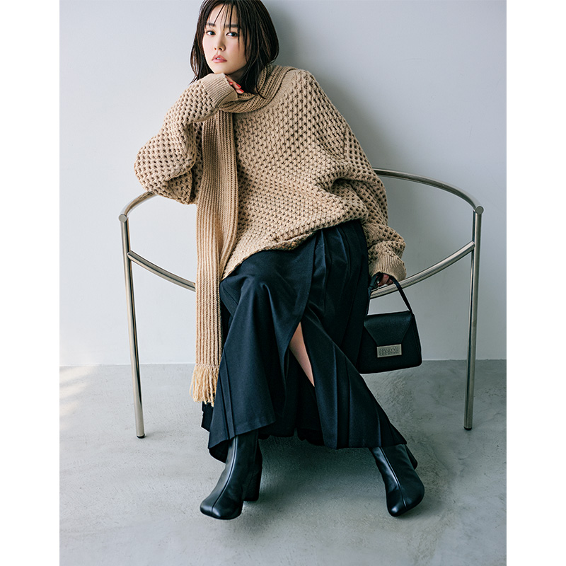 ベージュのストール付きニットとスリットが入ったロングスカートにMM6のアナトミックブーツを履いた桐谷美玲さん
