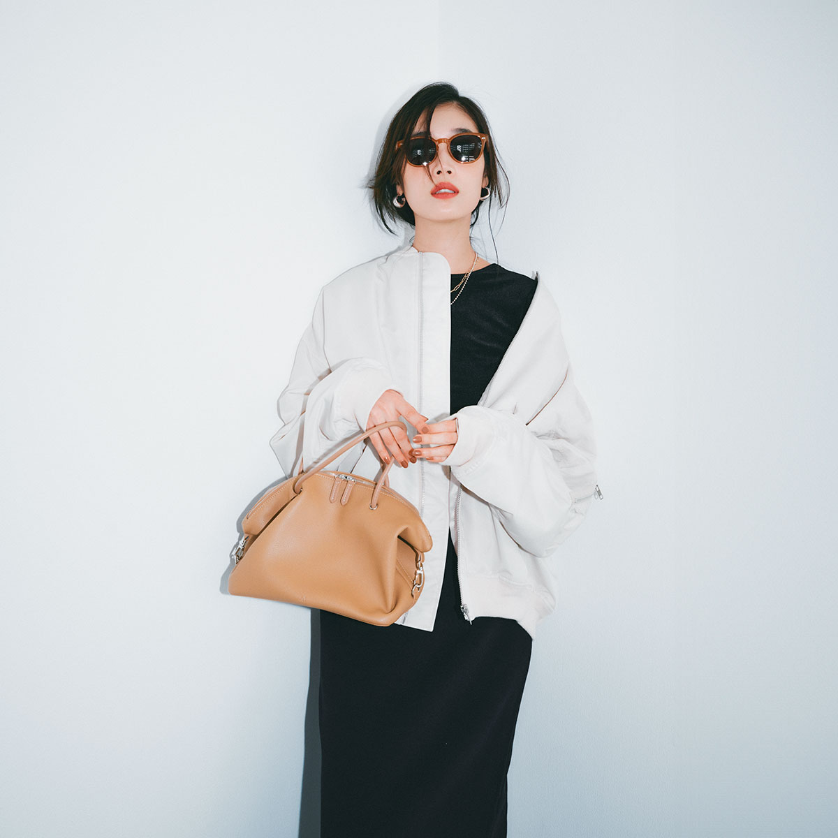 白のオーバーサイズMA-1のコーデ