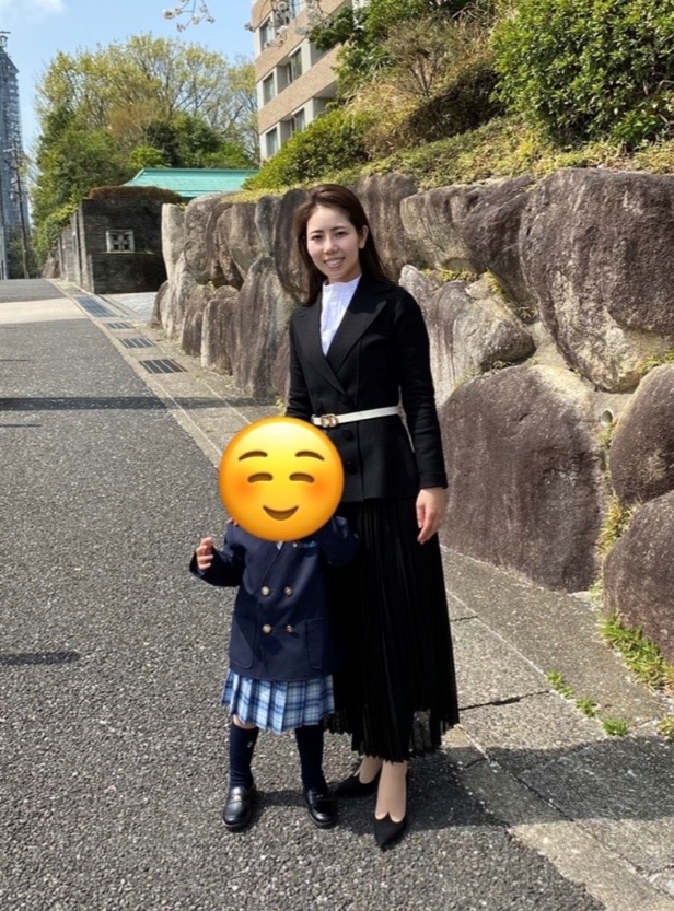 入園式・入学式の黒ジャケット×黒スカートのママのコーディネート。