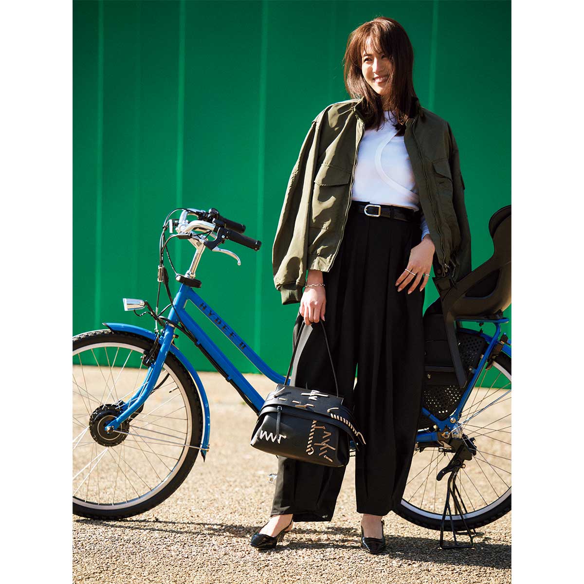 エスのバルーンパンツをはいたコーデ