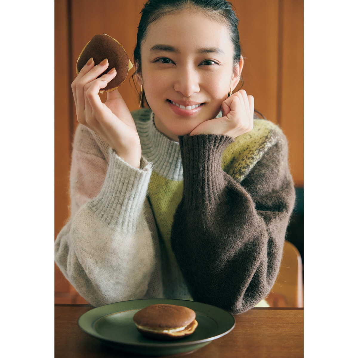 生どら焼きを手に持ち微笑む武井咲さん