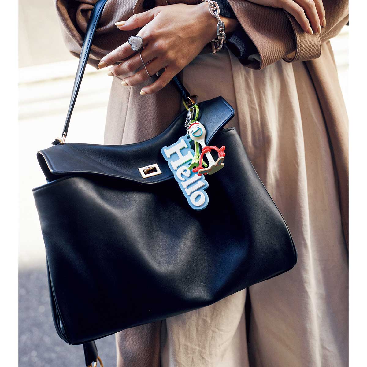 バレンシアガのロデオにチャームをつけてアレンジした笹川友里さんの私物