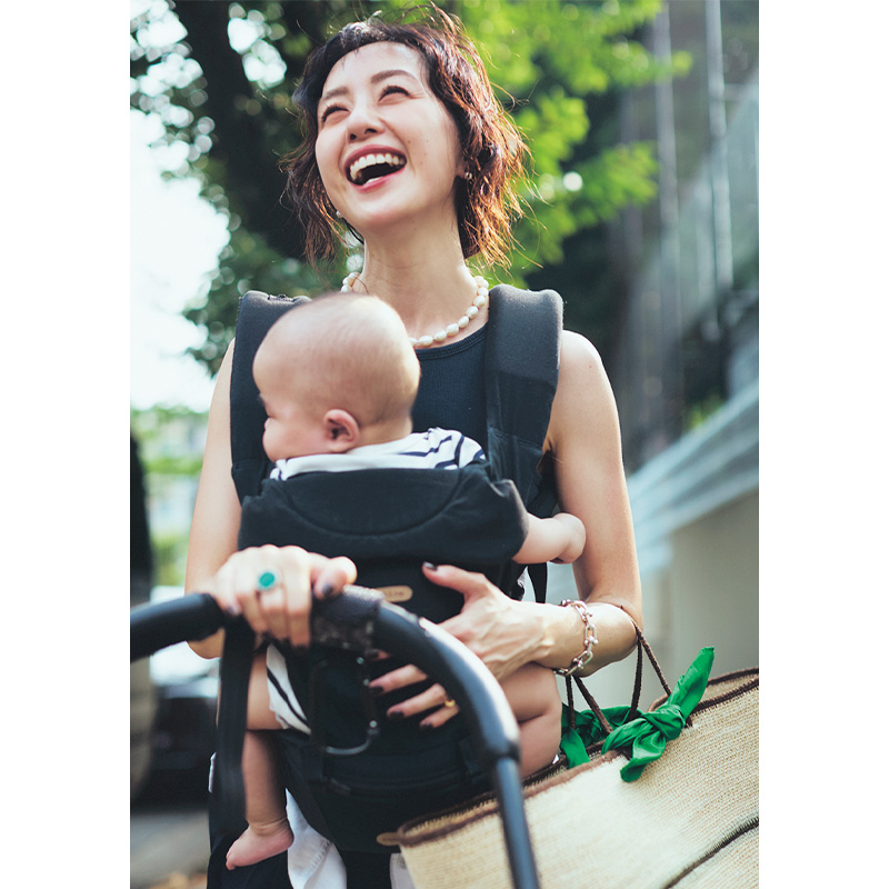 抱っこ紐をつけた古谷有美さん