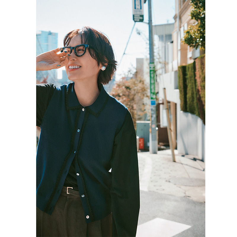 襟付きベストとロンT、ベルテッドパンツのレイヤードコーデ