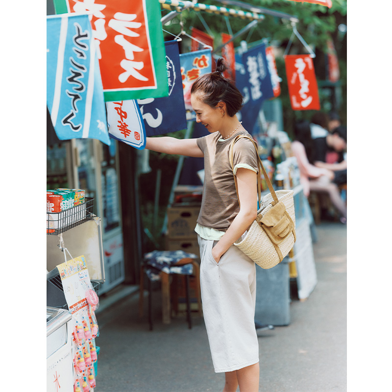 白のハーフ丈デニムパンツにTシャツをレイヤードした夏スタイル