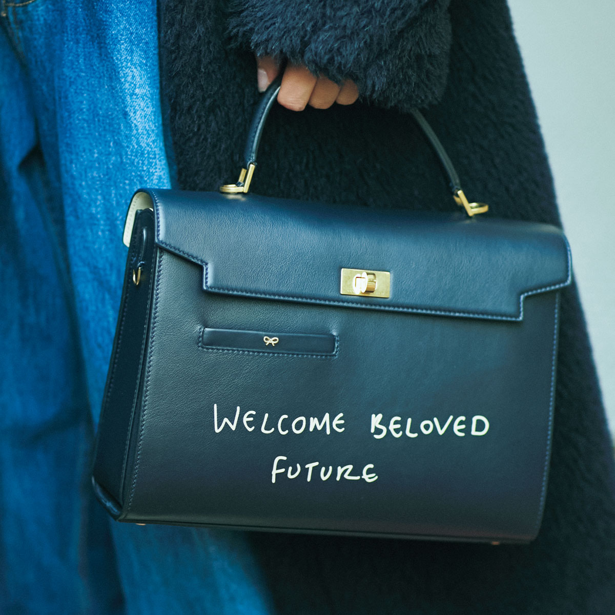 ネイビーに手書き風の白い文字が入ったアニヤのモティマー