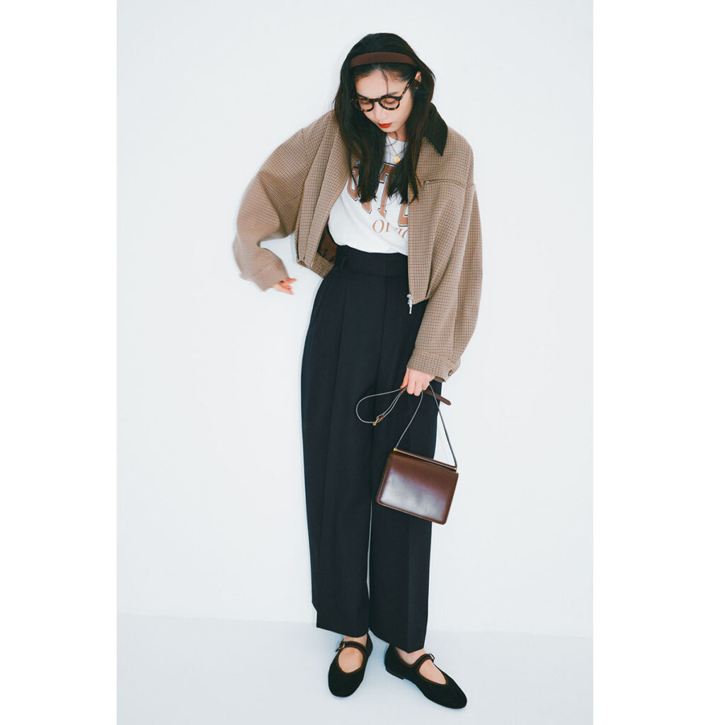 ロゴTにブルゾンのコーデ