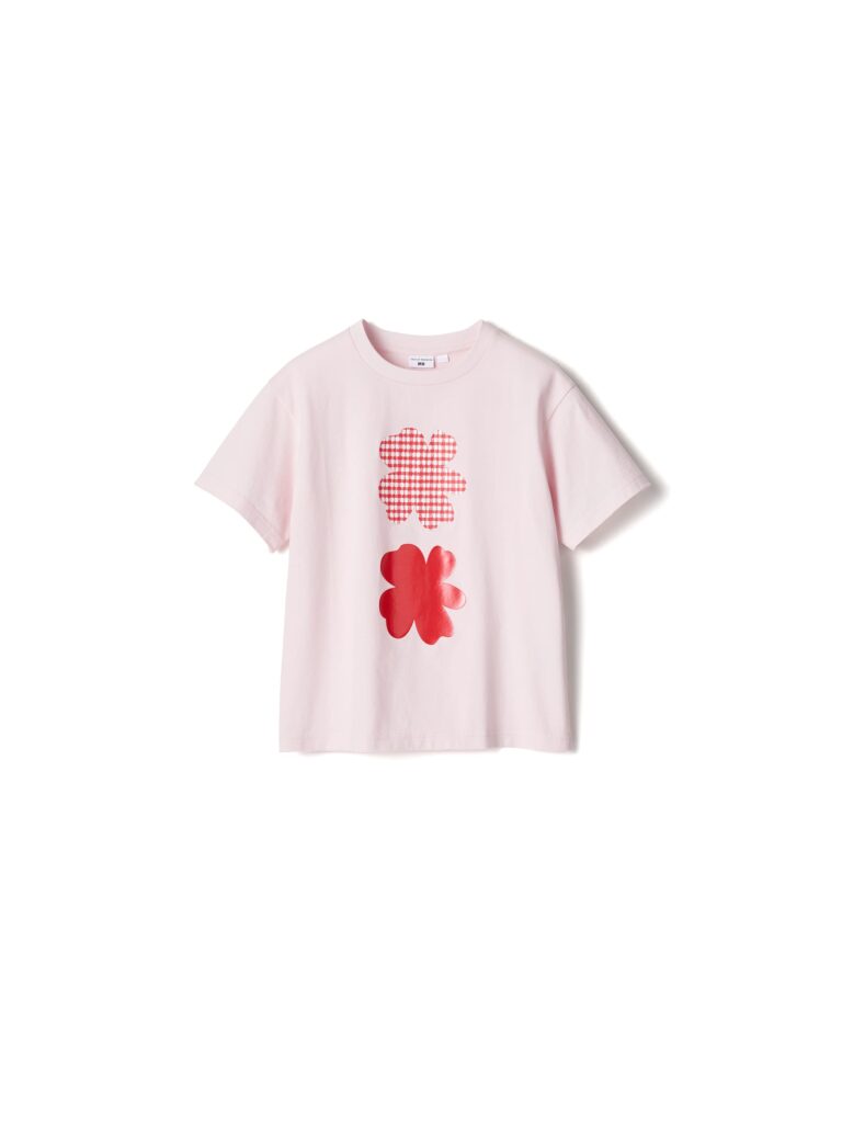 前面に2つの花をあしらったピンクT