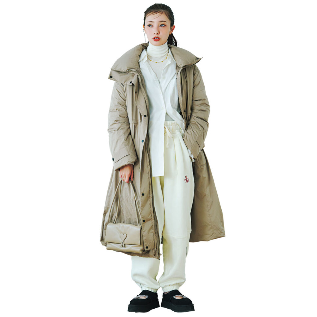 オールホワイトにベージュのロングダウンのコーデ