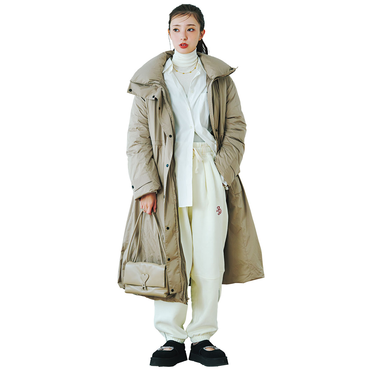 オールホワイトにベージュのロングダウンのコーデ