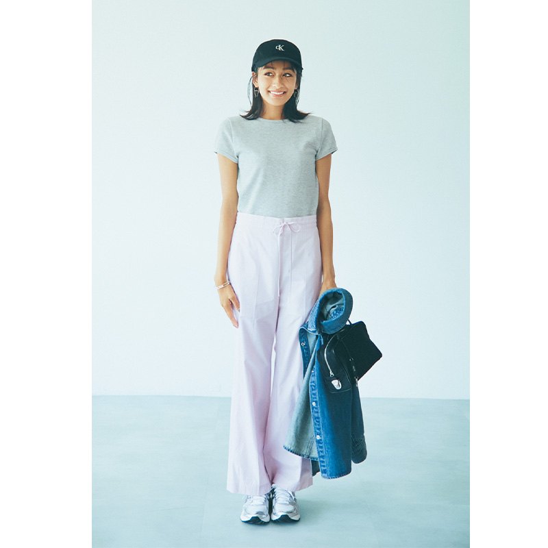 Tシャツとパジャマパンツにキャップやスニーカーを合わせた運動会コーデ