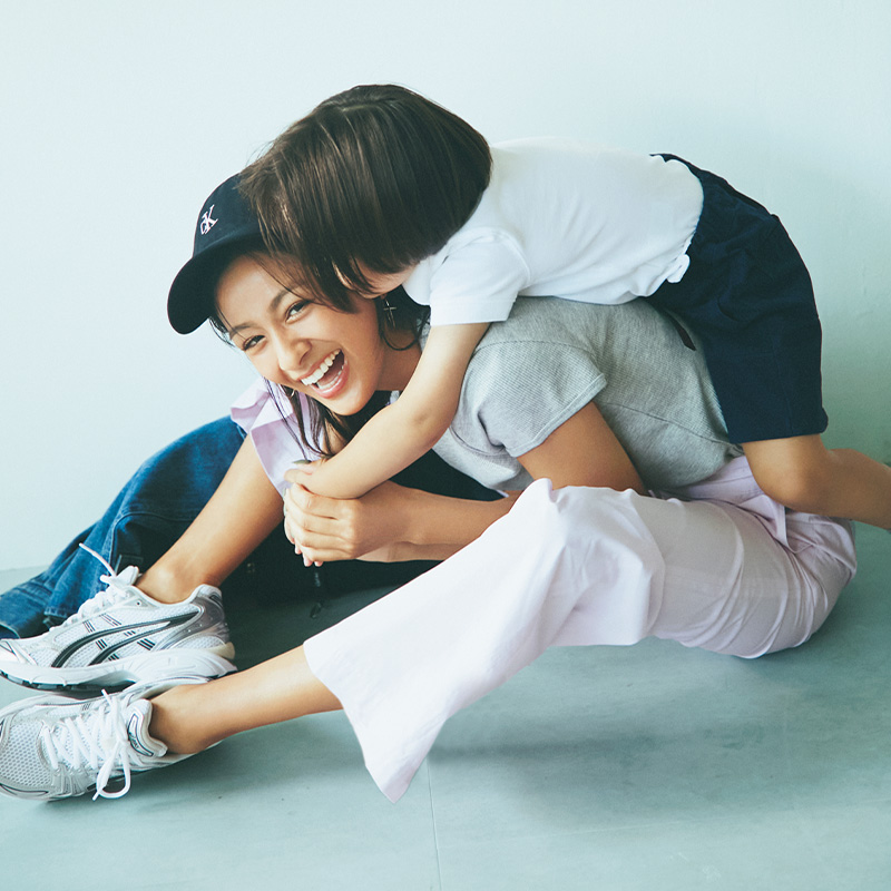 床に座るママの背中に乗る男の子