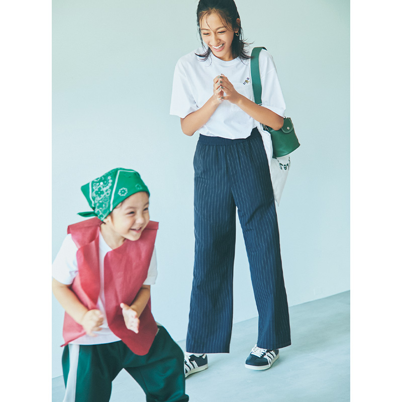 子どもの競技を見守るママ
