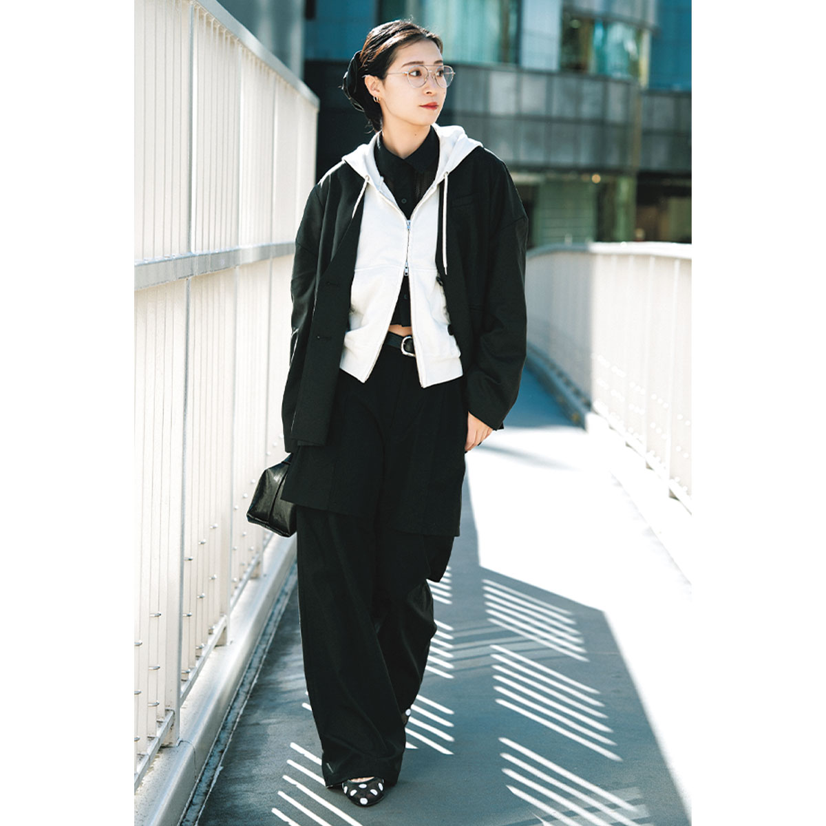 モノトーンコーデにジップパーカーのコーデ