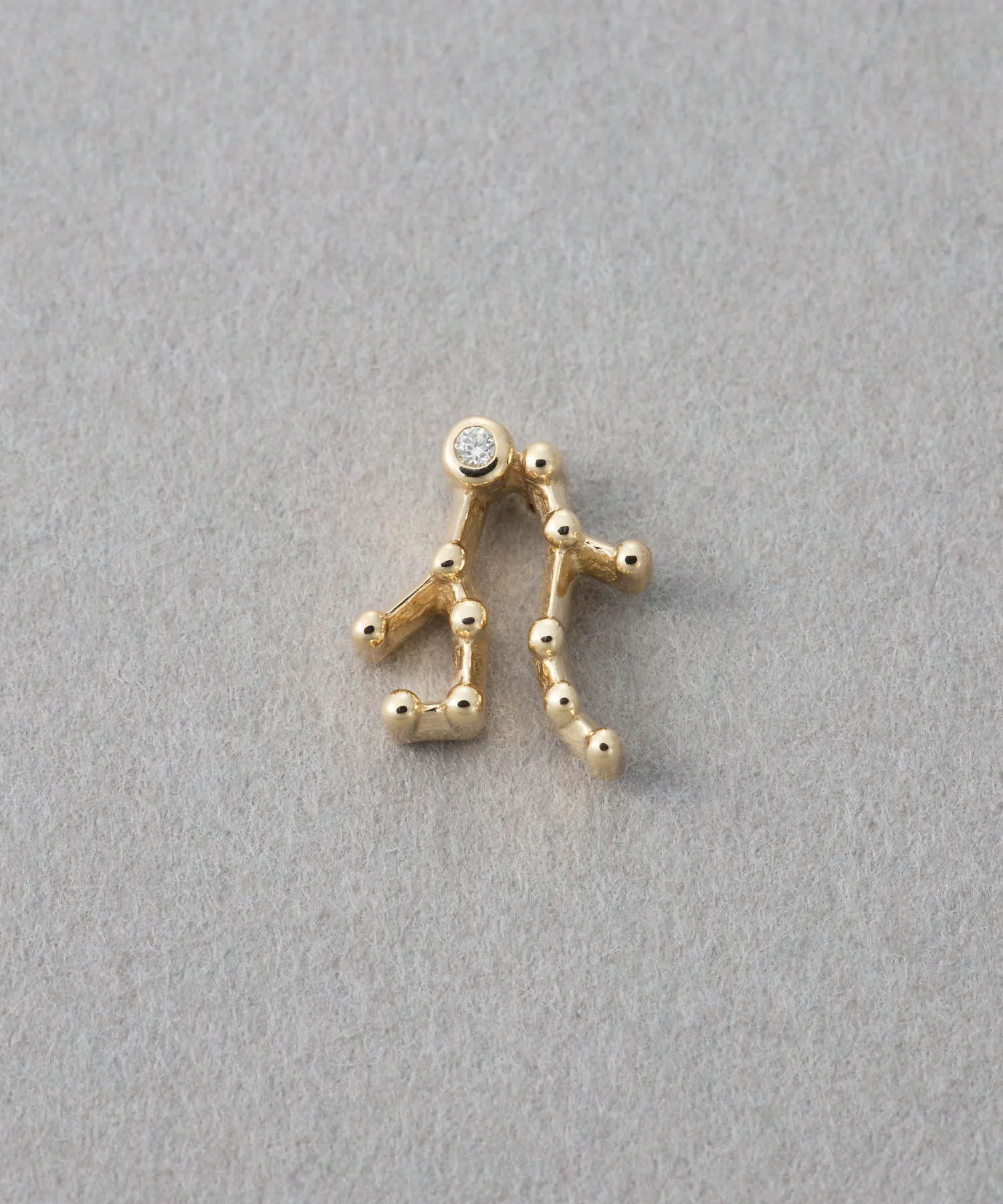 星座モチーフのシングルピアス