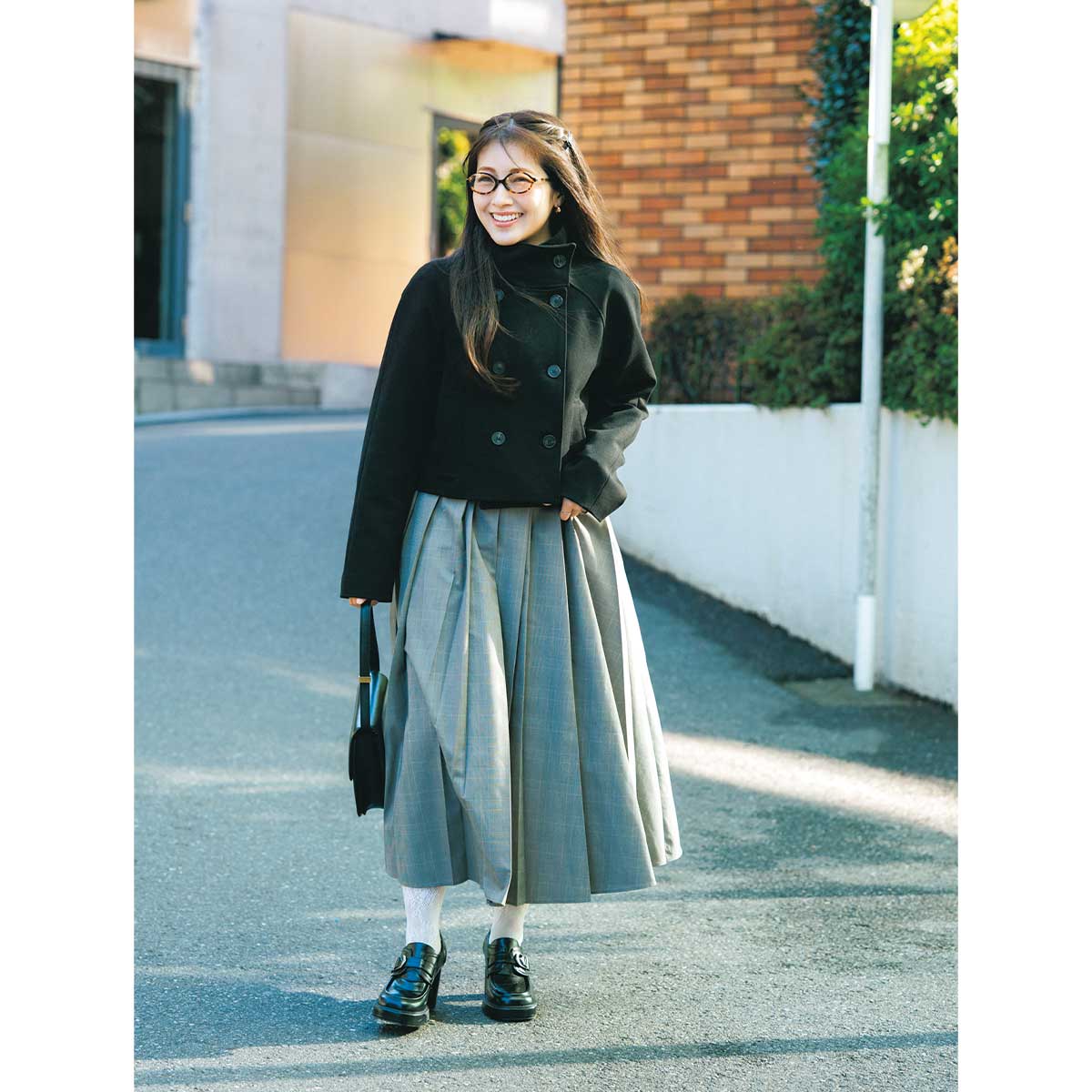 黒のショート丈コートにグレーのスカートのコーデ